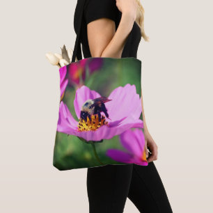 Hummel auf rosa Cosmos-Blüte Nahaufnahme Tasche