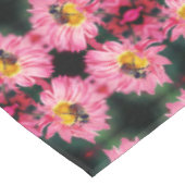 Hummel auf rosa Daisy Blume Abstrakt Tischdecke (Schrägansicht)