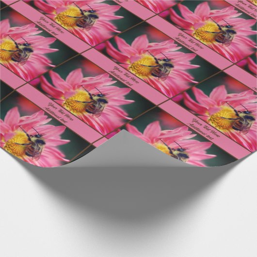 Hummel auf rosa Daisy Blume Personalisiert Geschenkpapier (Ecke)