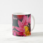 Hummel auf rosa Daisy Blume Personalisiert Kaffeetasse (VorderseiteRechts)
