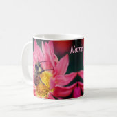 Hummel auf rosa Daisy Blume Personalisiert Kaffeetasse (Vorderseite Links)