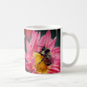 Hummel auf rosa Daisy Blume Personalisiert Kaffeetasse