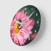 Hummel auf rosa Daisy Blume Personalisiert Runde Wanduhr (Winkel)