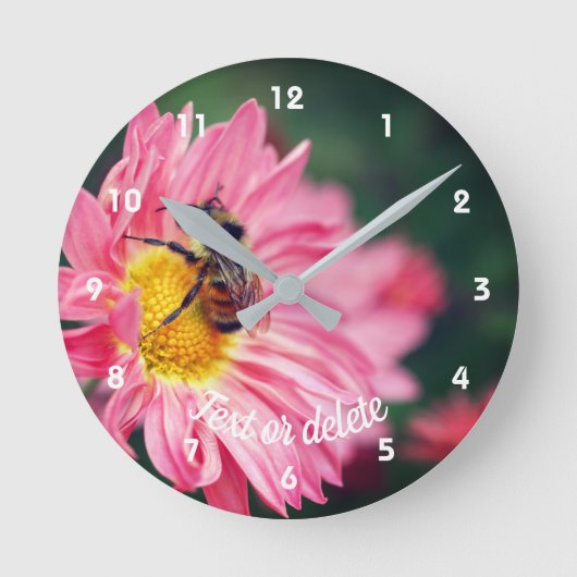 Hummel auf rosa Daisy Blume Personalisiert Runde Wanduhr (Vorderseite)