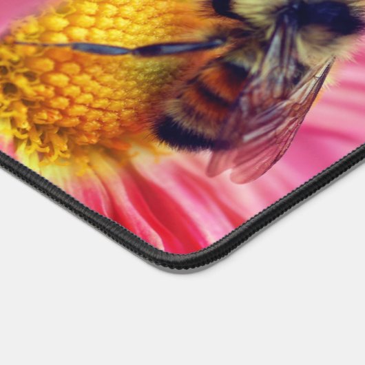 Hummel auf rosa Daisy Blume Personalisiert Schreibtischunterlage (Ecke)