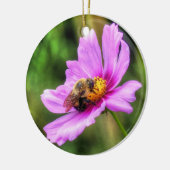 Hummel auf rosa Kosmos Keramik Ornament (Links)