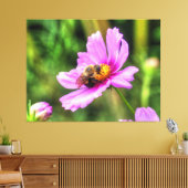 Hummel auf rosa Kosmos Leinwanddruck (Insitu (Wohnzimmer))