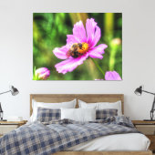 Hummel auf rosa Kosmos Leinwanddruck (Insitu (Schlafzimmer))