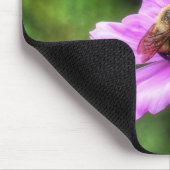 Hummel auf rosa Kosmos Mousepad (Ecke)