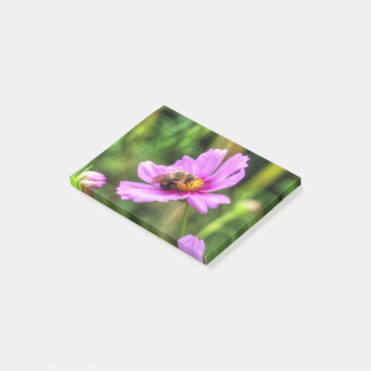 Hummel auf rosa Kosmos Post-it Klebezettel (angewinkelt)