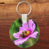 Hummel auf rosa Kosmos Schlüsselanhänger (Vorderseite)