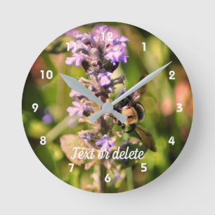 Hummel auf violetter Blume Personalisiert Runde Wanduhr