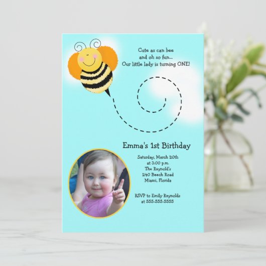 Hummel Bee Birthday Foto Einladung (Stehend Vorderseite)