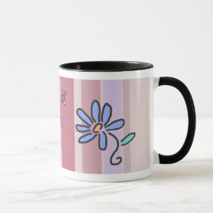Hummel-Biene und blaue Blume mit malvenfarbenen Tasse