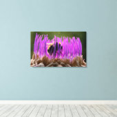 Hummel im Artischockendschungel Leinwanddruck (Insitu (Holzboden))