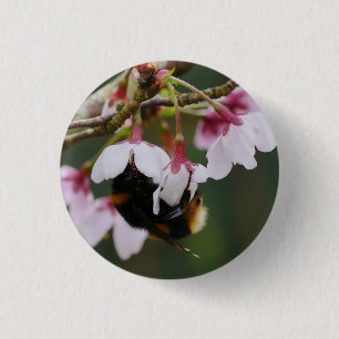 Hummel in Blüten Abzeichen Button