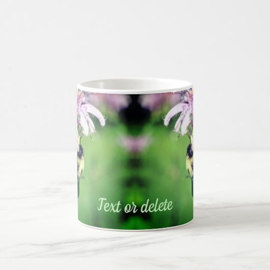 Hummelbiene auf Bienenstöcke Blume Personalisiert Kaffeetasse (Mittel)