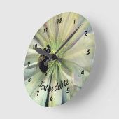 Hummelbiene auf Clematis Blume Personalisiert Runde Wanduhr (Winkel)