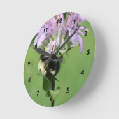 Hummelbiene auf Lila Bienenbalsam-Blume Runde Wanduhr (Winkel)
