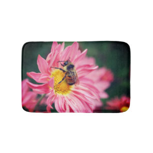 Hummelbiene auf rosa Daisy Blume 2 Badematte