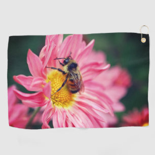 Hummelbiene auf rosa Daisy Blume 2 Golfhandtuch