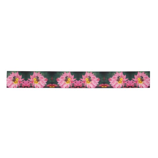 Hummelbiene auf rosa Daisy-Blume Satinband (Vorderseite)