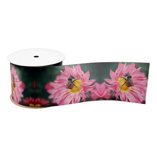 Hummelbiene auf rosa Daisy-Blume Satinband (Spule)