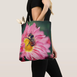 Hummelbiene auf rosa Daisy-Blume Tasche