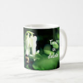 Hummelbiene auf weißer Blume Personalisiert Kaffeetasse (VorderseiteRechts)