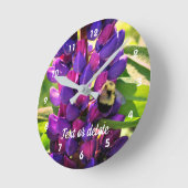 Hummelbiene auf Wild-Lupine-Blume Personalisiert Runde Wanduhr (Winkel)