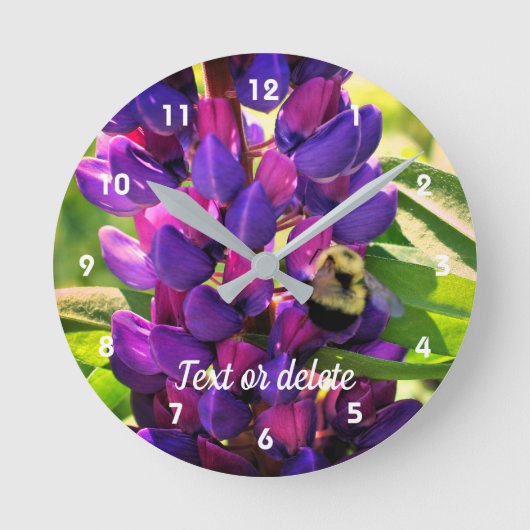 Hummelbiene auf Wild-Lupine-Blume Personalisiert Runde Wanduhr (Vorderseite)