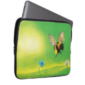 Hummelbiene fliegt über eine blühende Wiese Laptopschutzhülle (Vorne Rechts)