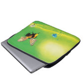 Hummelbiene fliegt über eine blühende Wiese Laptopschutzhülle (Vorne Knopf)