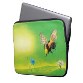 Hummelbiene fliegt über eine blühende Wiese Laptopschutzhülle (Vorderseite Links)