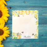 Hummelbienen Honigblüten Notizblock<br><div class="desc">Niedliche Hummeln,  gelbe Blüten und tropfender Honig aus Honigwaben. Personalisieren und einen Namen hinzufügen. Der Name ist schwarz geschrieben mit modernen handgeschriebenen Schriftzeichen.</div>