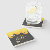 Hummelhonig tropft Monogramm schwarz golden Steinuntersetzer (Seitenansicht)