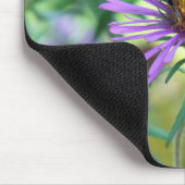 Hummeln am Lila Daisy Mousepad (Ecke)