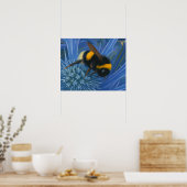 Hummeln auf blauem Fleck Poster (Küche)