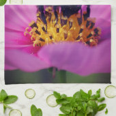 Hummeln auf der Blume des Kosmos Geschirrtuch (Gefaltet)