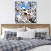 Hummeln auf der Blüte der Wildkirsche Leinwanddruck (Insitu (Schlafzimmer))