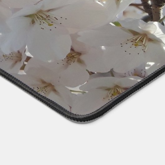 Hummeln auf der Blüte der Wildkirsche Schreibtischunterlage (Ecke)