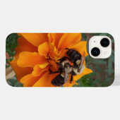 Hummeln auf der Marigold-Blume Case-Mate iPhone Hülle (Rückseite (Horizontal))