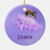 Hummeln auf einer rosa Blume Personalisiert Keramikornament (Hinten)