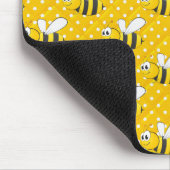 Hummeln auf gelben und weißen Polka-Punkten Mousepad (Ecke)