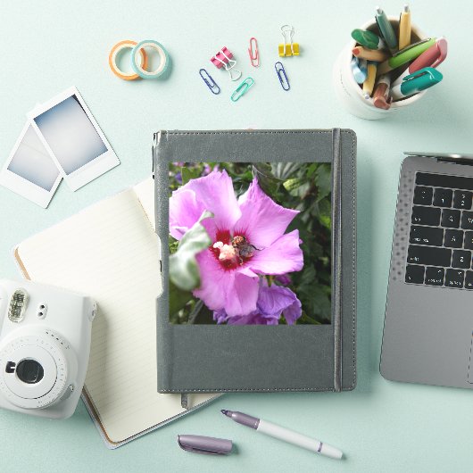 Hummeln auf Hibiskus Blume Aufkleber (iPad Hülle)