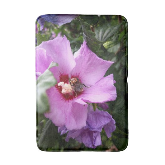 Hummeln auf Hibiskus Blume Badematte (Vorderseite Vertikal)