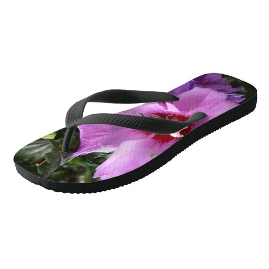 Hummeln auf Hibiskus Blume Badesandalen (Schrägansicht)