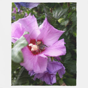 Hummeln auf Hibiskus Blume Fleecedecke