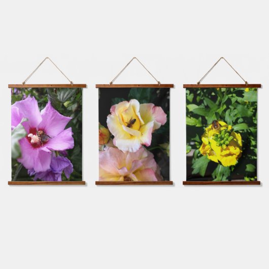 Hummeln auf Hibiskus Blume Wandteppich Mit Holzrahmen (Dreifach)