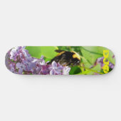 Hummeln auf Lilac Bush mit Ihren Initialen Skateboard (Horizontal)